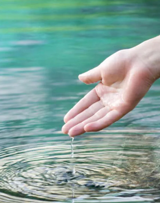 Mano recogiendo agua limpia — recuperación y tratamiento de agua del lavado, Greenmatik