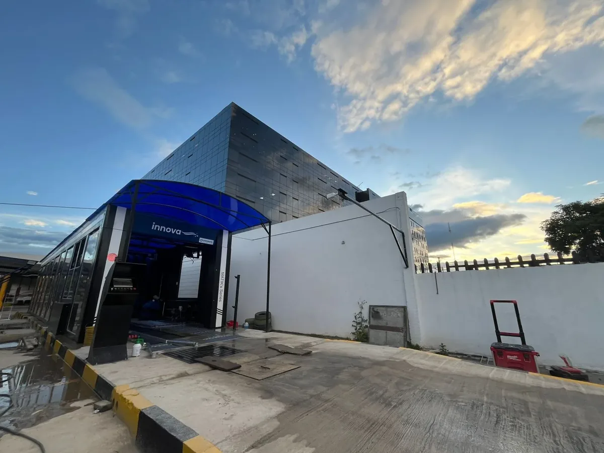 Fachada del autolavado Innova Car Wash en Fontibón, Bogotá